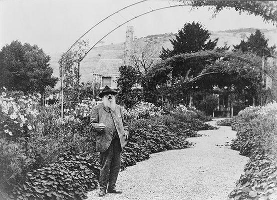 Claude Monet (1841-1926) in his garden at Giverny, c.1925 (b/w photo) de French Photographer, (20th century)
