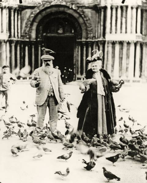 Claude Monet (1840-1926) and his wife, Alice (1844-1911) St. Mark's Square, Venice, October 1908 (b/ de French Photographer, (20th century)