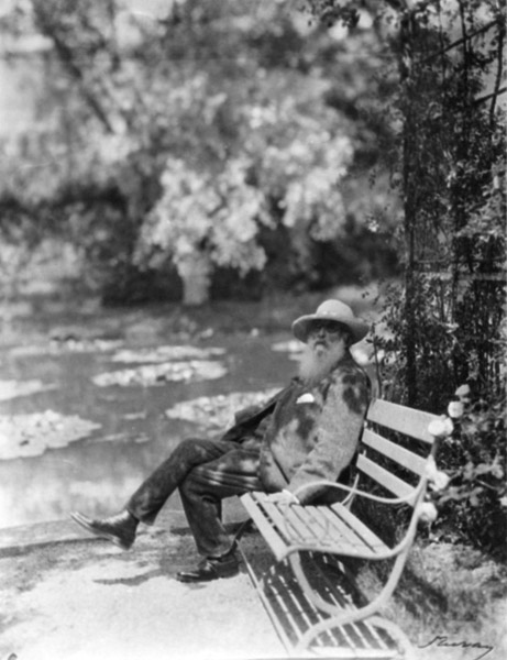 Claude Monet (1841-1926) in his garden at Giverny, c.1920 (b/w photo) de French Photographer, (20th century)