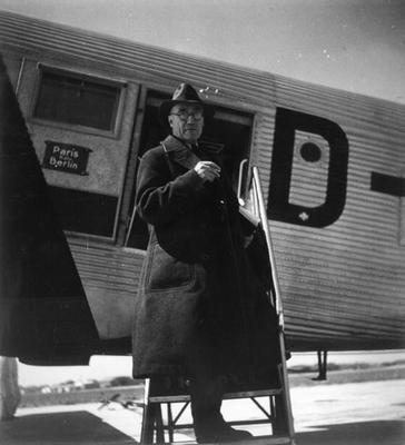 Andre Gide travelling in USSR, 1936 (b/w photo) de French Photographer, (20th century)
