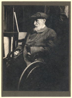 Auguste Renoir (1841-1919) in a wheelchair (b/w photo) de French Photographer, (20th century)