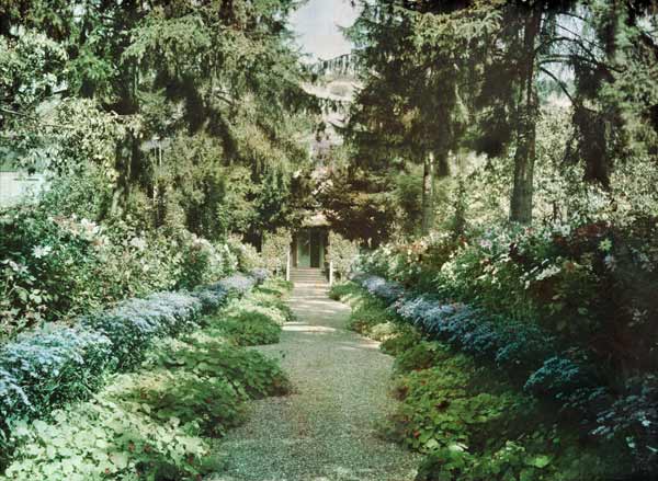 Path in Monet's Garden at Giverny, early 1920s (photo) de French Photographer, (20th century)