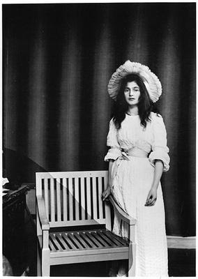 Portrait of Julie Manet aged 16 (1878-1966) 1894 (b/w photo) de French Photographer, (20th century)