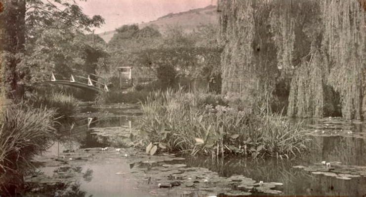 Waterlily Pond and Japanese Bridge in Monet's Garden at Giverny, early 1920s (photo) de French Photographer, (20th century)