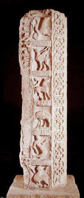 'Calendrier de Saison' pillar depicting fantastical animals