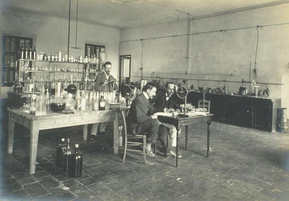 A corner of the chemistry laboratory, from 'Industrie des Parfums a Grasse', c.1900 (photo) de French School, (20th century)