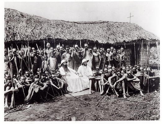 White Fathers before a chapel in adobe at Mugera (Urundi), before 1914 (b/w photo) de French School, (20th century)