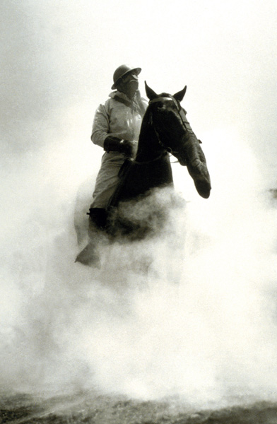 Soldier and Horse wearing a gas mask during the Battle of Verdun de French Photographer, (20th century)