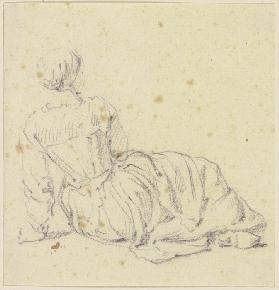 Auf dem Boden sitzende Frau, sich mit dem linken Arm aufstützend, vom Rücken gesehen
