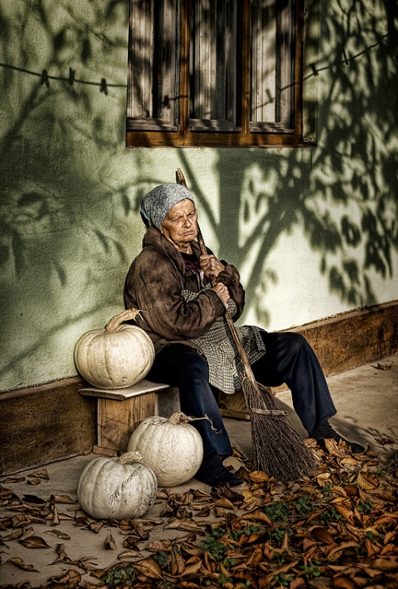 Old woman with pumpkins de George