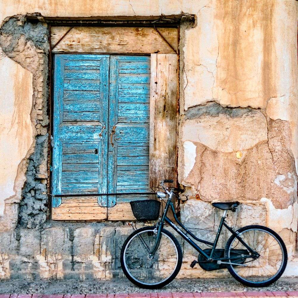 Old Window and Bicycle de George Digalakis