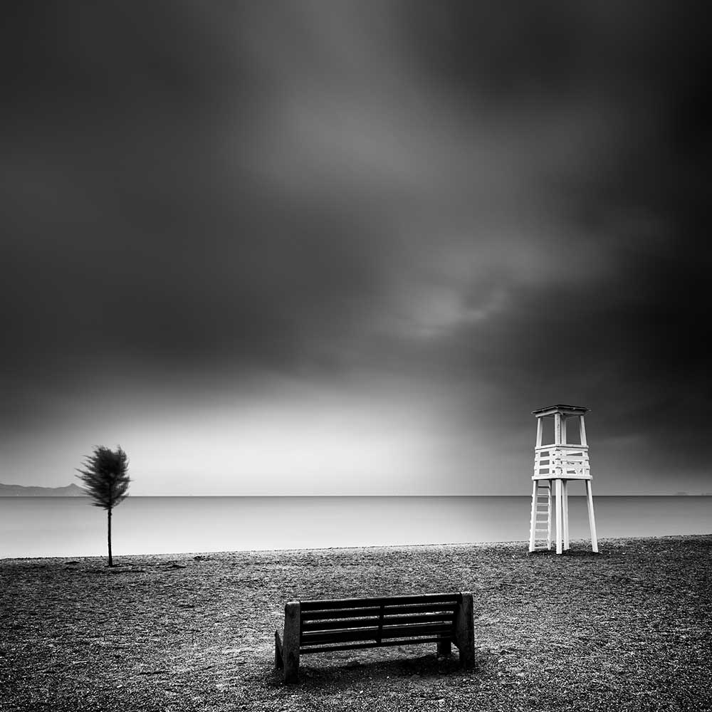 Bench on the Beach de George Digalakis