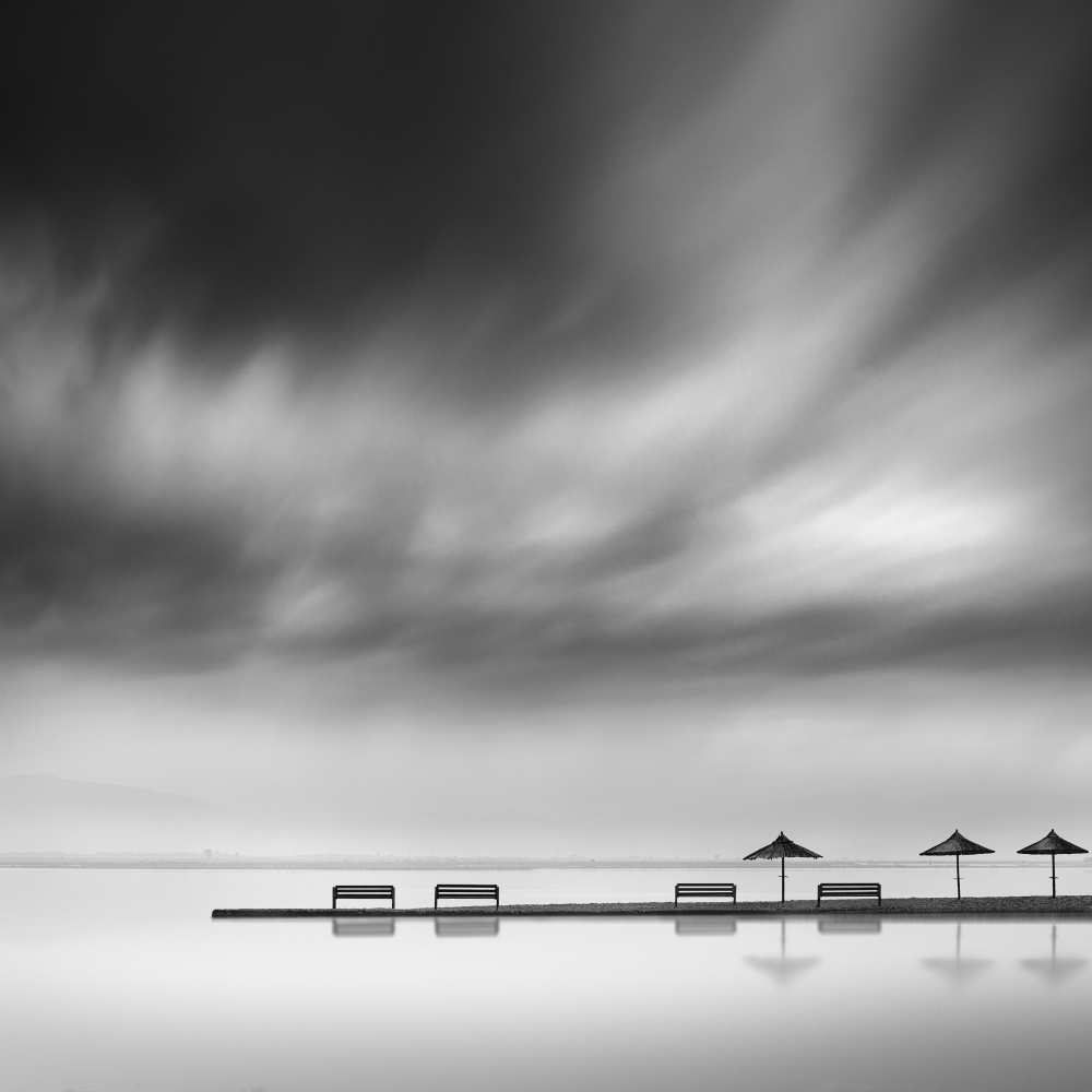 Four Benches and three umbrellas de George Digalakis
