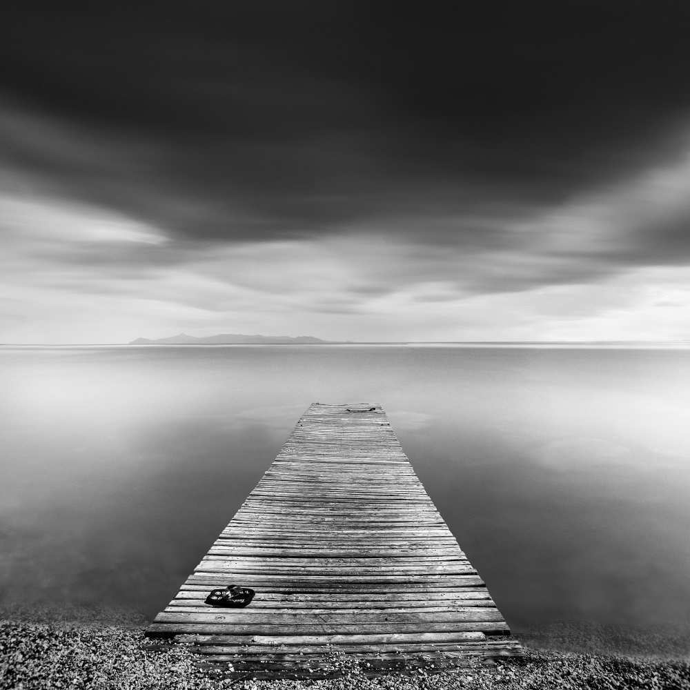 Pier with Slippers de George Digalakis