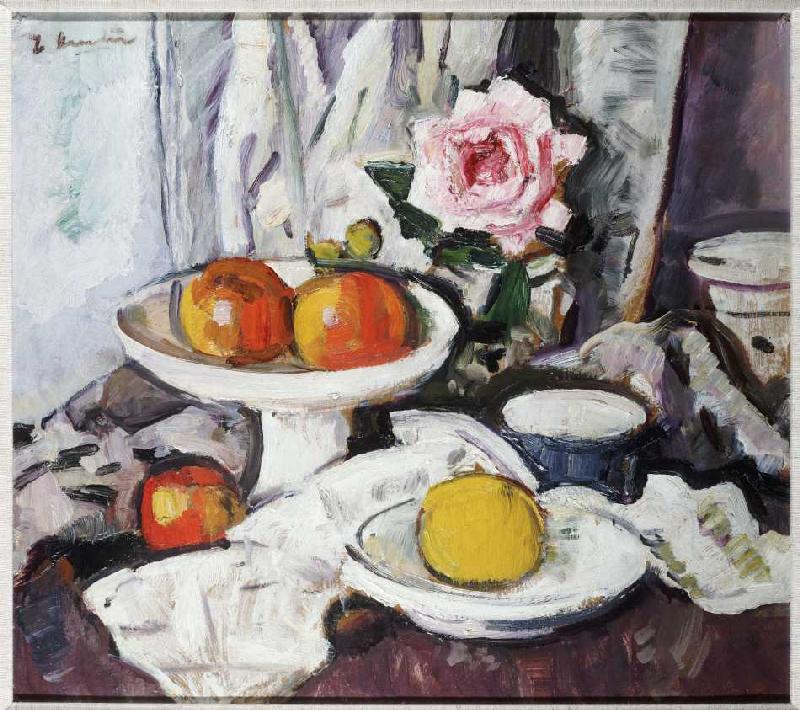 Äpfel in einer Obstschale und eine rose Rose in einer Vase. de George Leslie Hunter