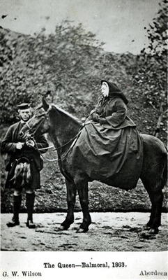 Queen Victoria (1819-1901) on horseback at Balmoral , 1863 (b/w photo) de George Washington Wilson