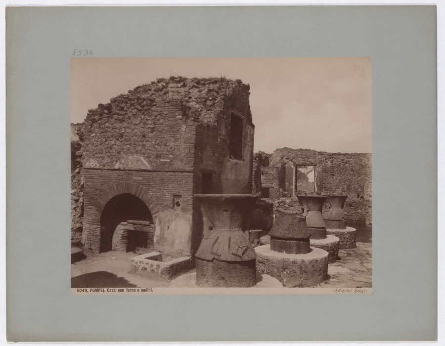 Pompeii: House with oven and mills, No. 5049 de Giacomo Brogi