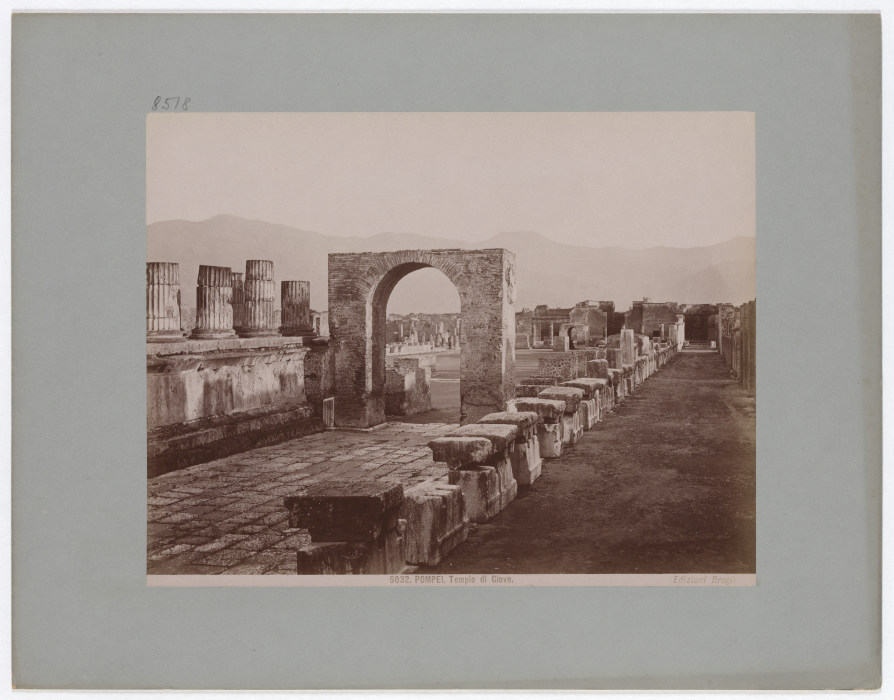 Pompeii: Temple of Jupiter, No. 5032 de Giacomo Brogi