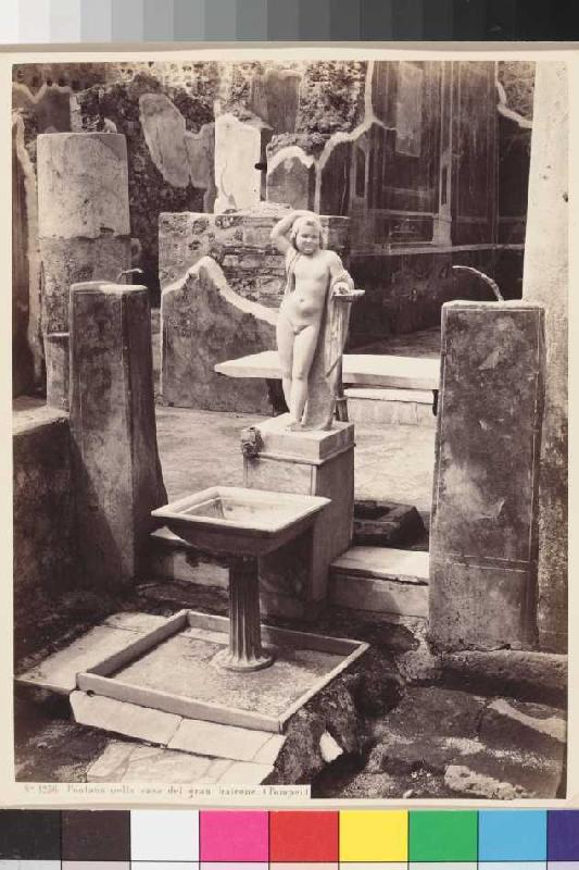 Pompeji: Brunnen mit Putto de Giorgio Sommer