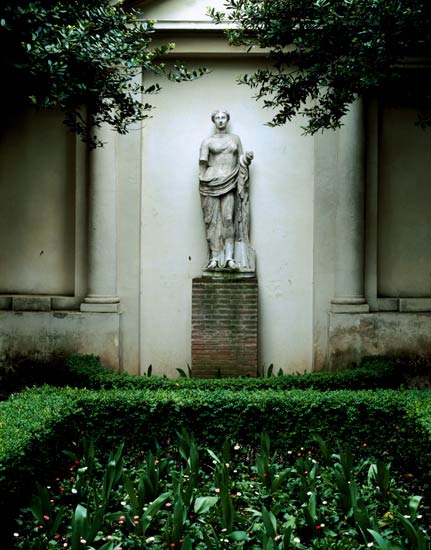 View of the garden, detail of a female antique statue, garden designed de Giorgio Vasari, GiacomoVignola and Bartolomeo Ammannati