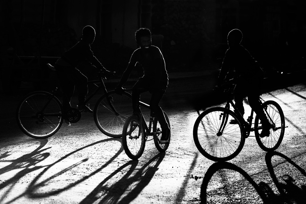 Boys, bycicles, shadow and light de Giovanni Cavalli