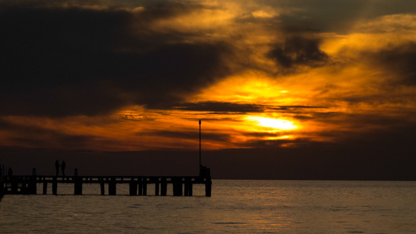 Sunset by the pier 3 de Giulio Catena