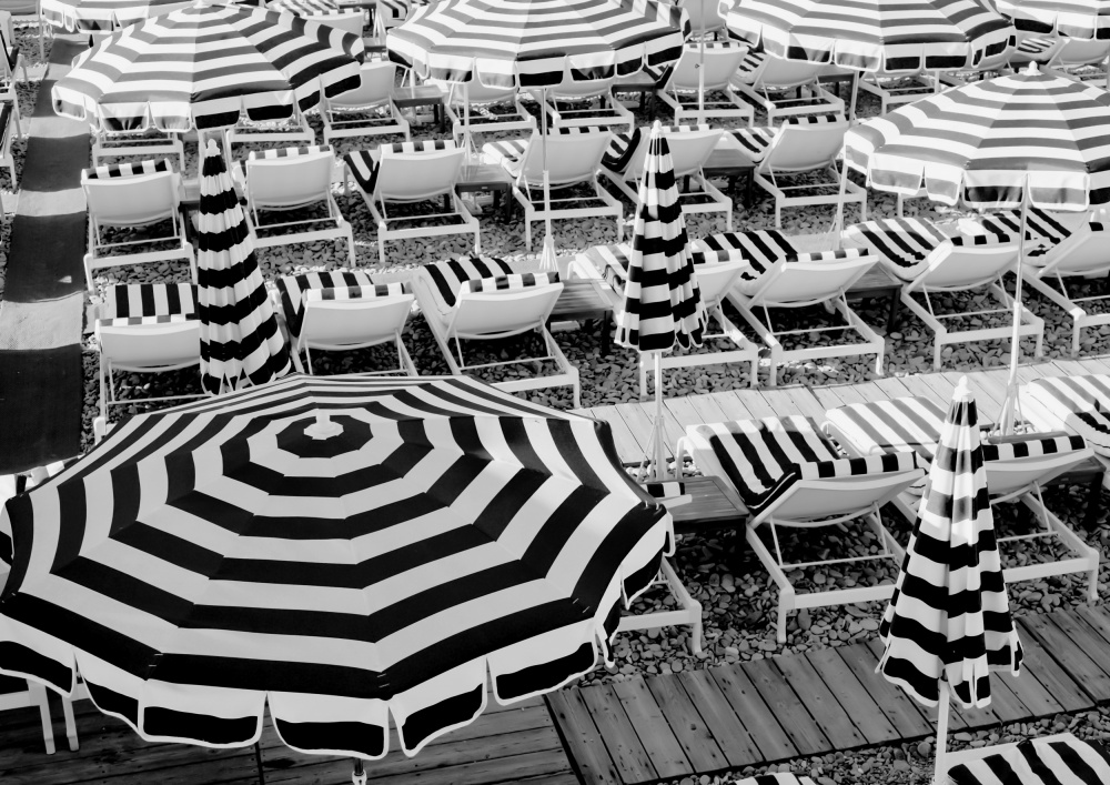 Black and White Beach Umbrellas II de Grace Digital Art Co