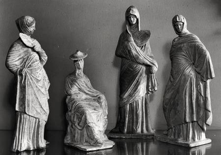 Group of draped women, from Tanagra de Greek School