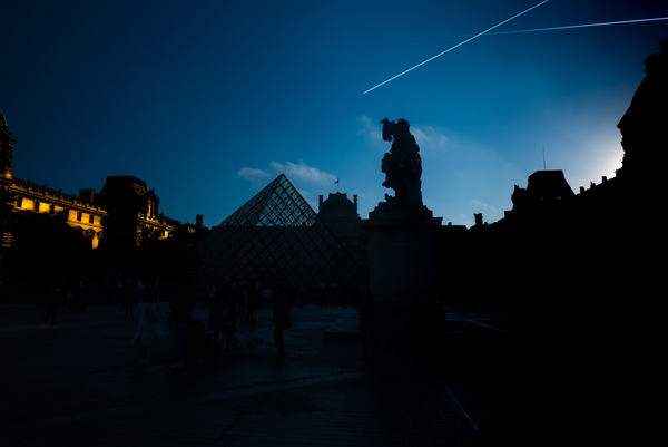 Shadows of the Louvre de Guilherme Pontes