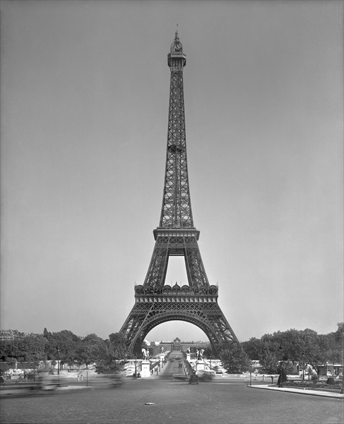 The Eiffel tower, 1887-89 (b/w photo)  de Gustave Eiffel