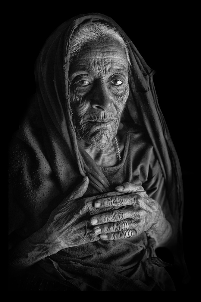 Indian Woman in dark de Haitham AL Farsi