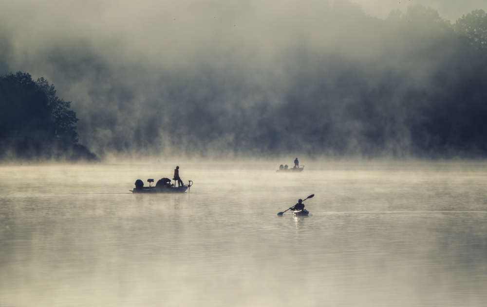 Boating in the misty lake de Hannah Zhang