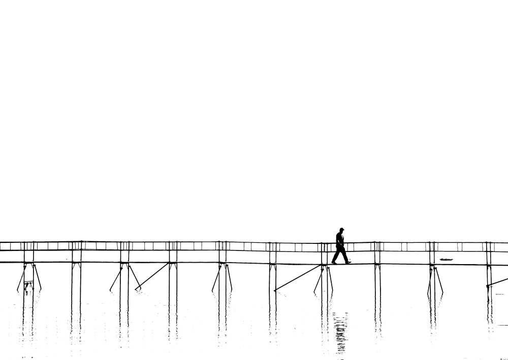 The lonely man on the plank bridge de Hans Peter Rank