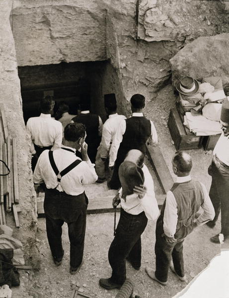 A party going down the steps to the Tomb of Tutankhamun, Valley of the Kings, 1923 (gelatin silver p de Harry Burton