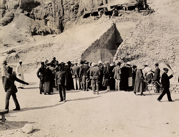Crowd of interested spectators waiting outside the Tomb of Tutankhamun, Valley of the Kings (gelatin de Harry Burton