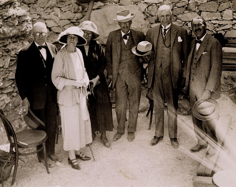 Howard Carter (1873-1939) and a group of Europeans standing beside the excavations of the Tomb of Tu de Harry Burton