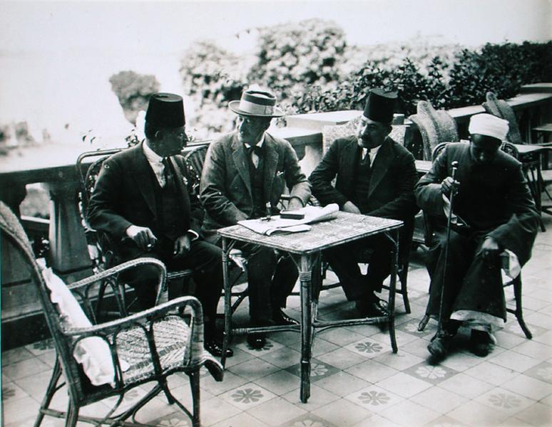 L to R: H.E. Abd El Aziz Yehieh Bey, Governor of Kena, Lord Carnarvon (1866-1923) Mohamed Fahmy Bey, de Harry Burton