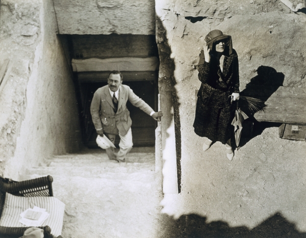 Lady Ribblesdale and Mr Stephen Vlasto at the Tomb of Tutankhamun, Valley of the Kings, 1923 (gelati de Harry Burton