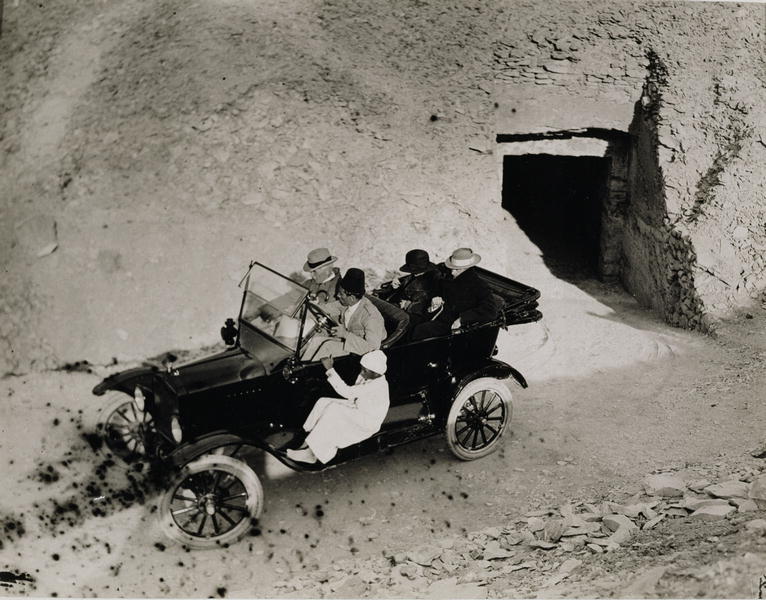 Lord Carnarvon''s first visit to the Valley of the Kings: Lord Carnarvon (1866-1923) and party in a  de Harry Burton