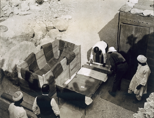 Moving the centre portion of one of the beds or couches from the Tomb of Tutankhamun, Valley of the  de Harry Burton