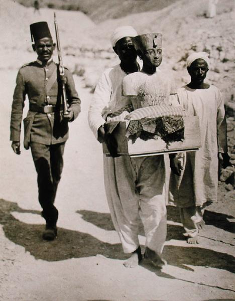 The mannequin or bust of Tutankhamun being carried from the tomb, Valley of the Kings, 1922 (gelatin de Harry Burton