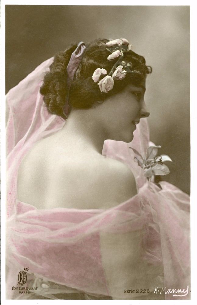 Woman in pink scarf de Henri Manuel