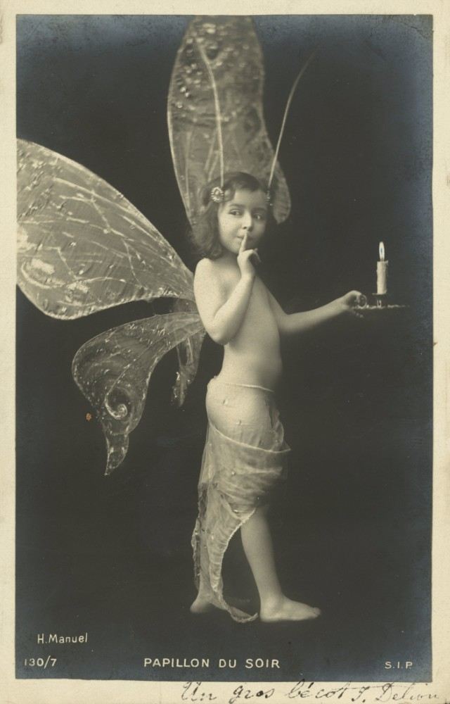 Child dressed as a butterfly de Henri Manuel
