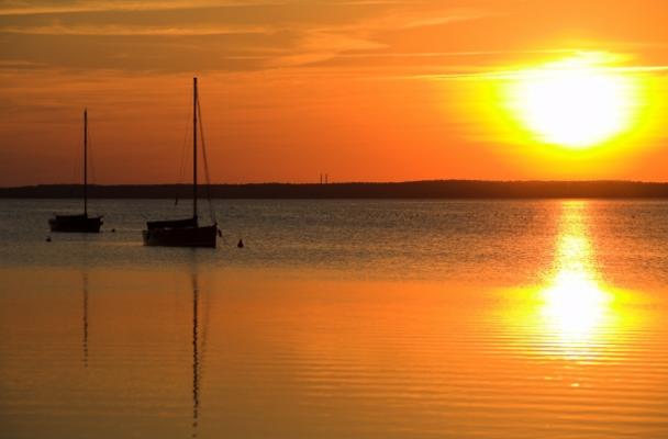 Segelboote im Sonnenuntergang de Holger Schmidt