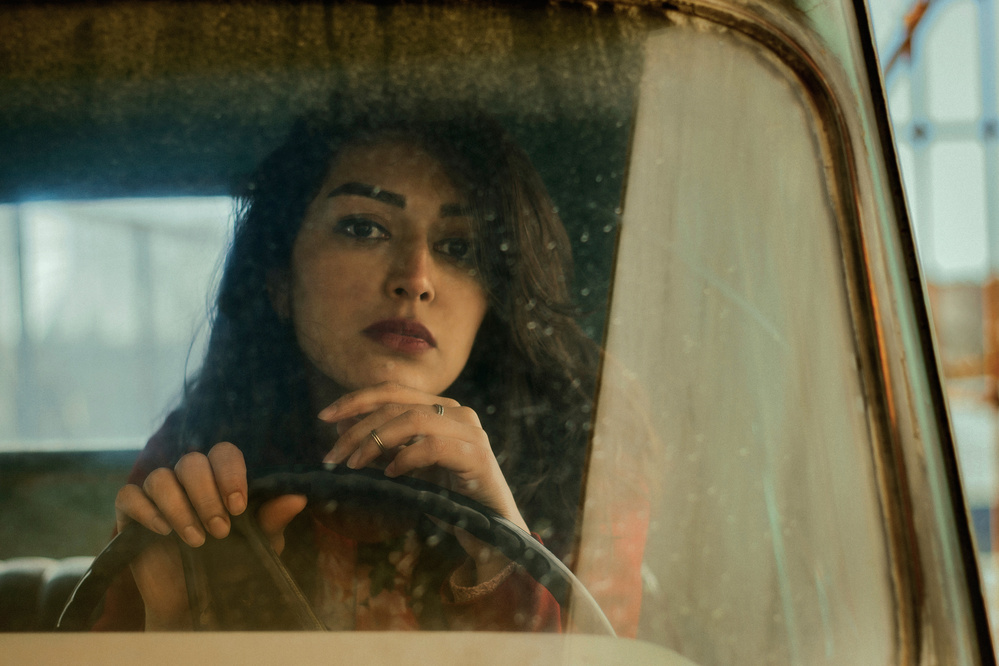 A woman in the car de Hossein Farsad
