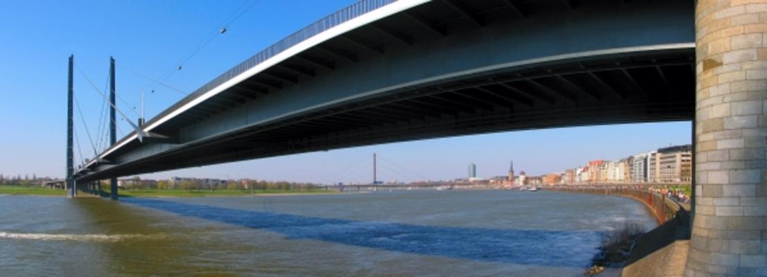 Rheinkniebrücke und Altstadtpanorama de Hubert Schunk