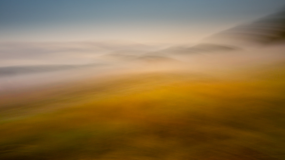 Ground fog in the tranquil landscape de Ina Bouhuijzen
