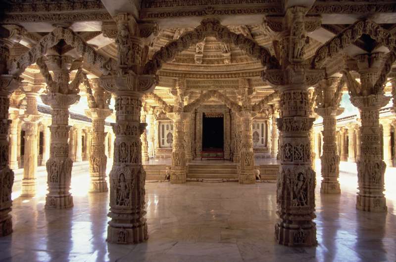 Interior of the Vimala Sha Temple (photo)  de Indian School