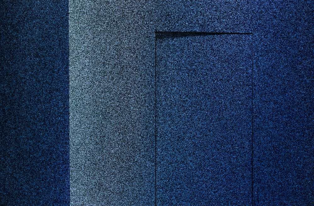 Blue minimalism or a secret door de Inge Schuster