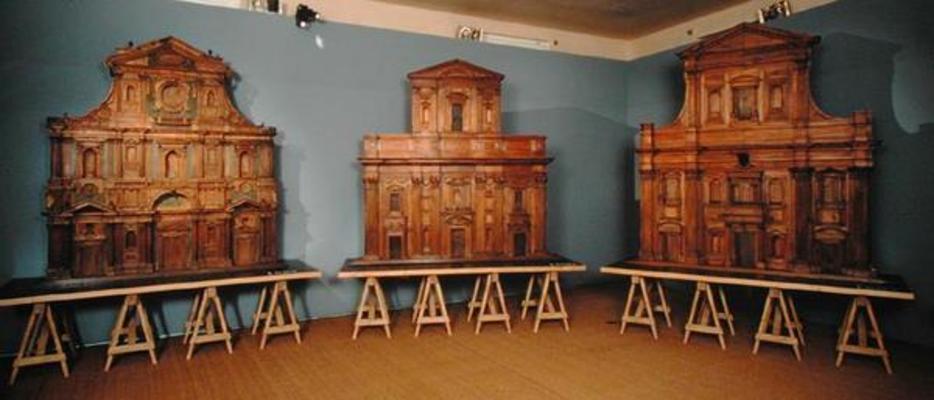 Three modellos for the facade of the Duomo (wood) de Scuola pittorica italiana
